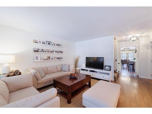 2726 7 Avenue Nw, Calgary, AB - Indoor Photo Showing Living Room