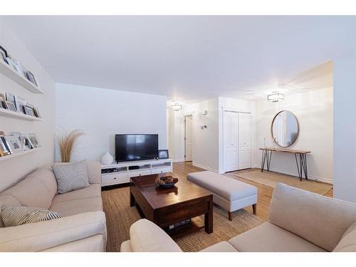 2726 7 Avenue Nw, Calgary, AB - Indoor Photo Showing Living Room