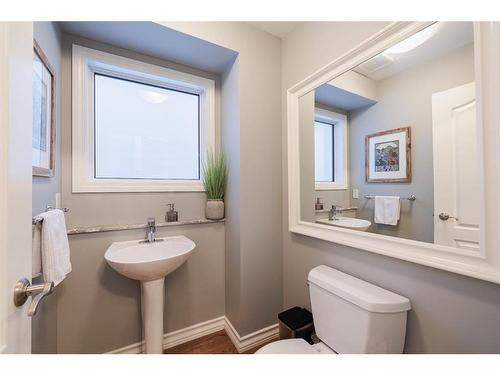 2726 7 Avenue Nw, Calgary, AB - Indoor Photo Showing Bathroom