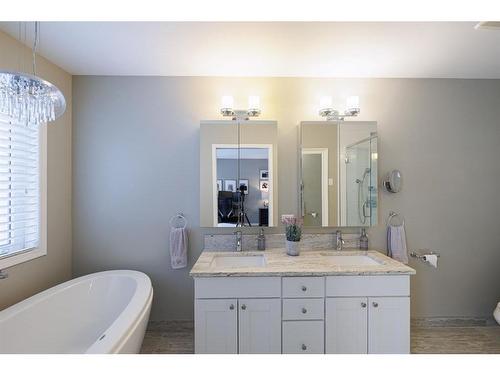 2726 7 Avenue Nw, Calgary, AB - Indoor Photo Showing Bathroom