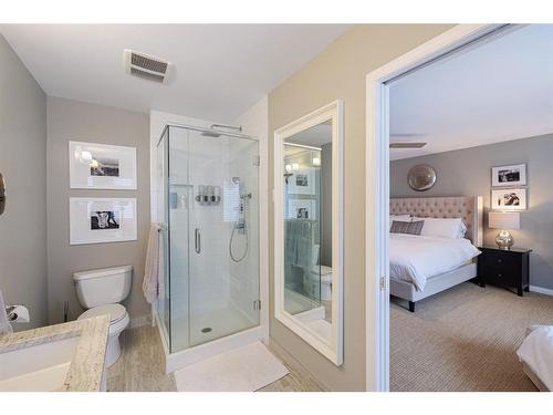 2726 7 Avenue Nw, Calgary, AB - Indoor Photo Showing Bathroom