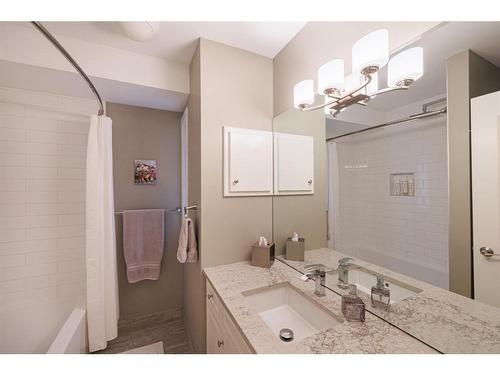 2726 7 Avenue Nw, Calgary, AB - Indoor Photo Showing Bathroom