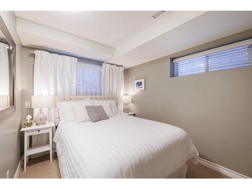 2726 7 Avenue Nw, Calgary, AB - Indoor Photo Showing Bedroom