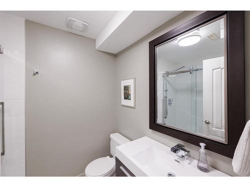 2726 7 Avenue Nw, Calgary, AB - Indoor Photo Showing Bathroom