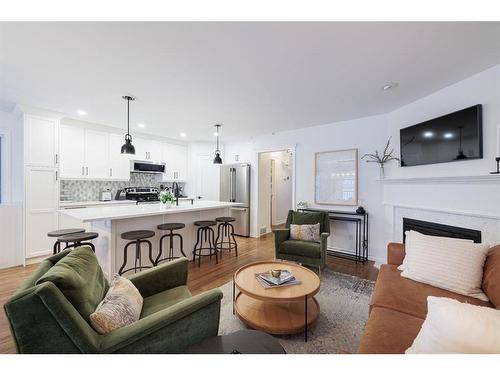 2726 7 Avenue Nw, Calgary, AB - Indoor Photo Showing Living Room