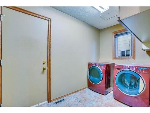 149 Shannon Crescent Sw, Calgary, AB - Indoor Photo Showing Laundry Room