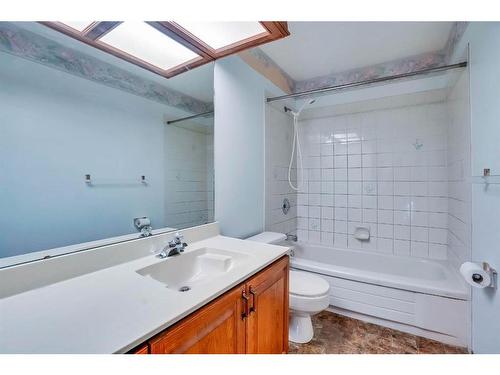 149 Shannon Crescent Sw, Calgary, AB - Indoor Photo Showing Bathroom