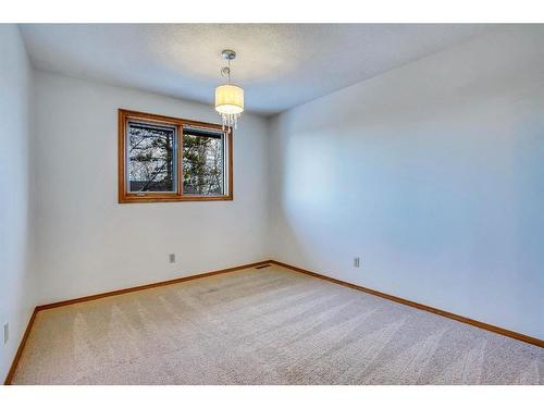 149 Shannon Crescent Sw, Calgary, AB - Indoor Photo Showing Other Room