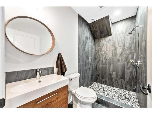 21 Silverado Range Bay Sw, Calgary, AB - Indoor Photo Showing Bathroom