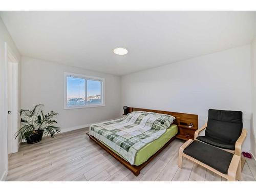 140 Nolanhurst Heights Nw, Calgary, AB - Indoor Photo Showing Bedroom