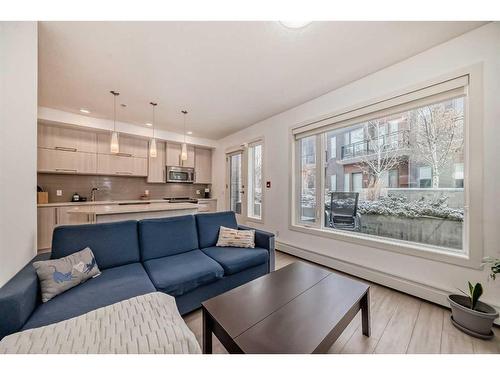 314-93 34 Avenue Sw, Calgary, AB - Indoor Photo Showing Living Room