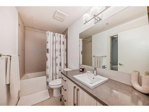 314-93 34 Avenue Sw, Calgary, AB - Indoor Photo Showing Bathroom