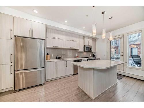 314-93 34 Avenue Sw, Calgary, AB - Indoor Photo Showing Kitchen With Upgraded Kitchen