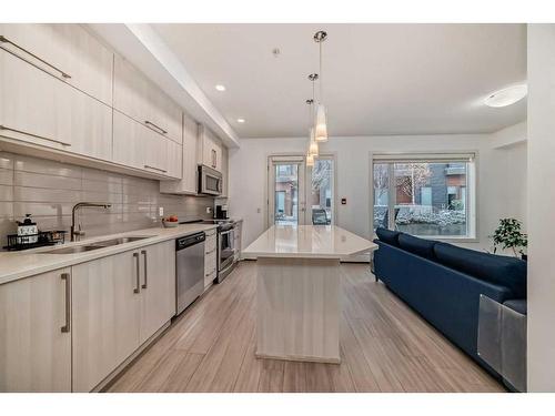 314-93 34 Avenue Sw, Calgary, AB - Indoor Photo Showing Kitchen With Double Sink