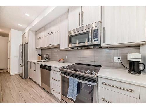 314-93 34 Avenue Sw, Calgary, AB - Indoor Photo Showing Kitchen