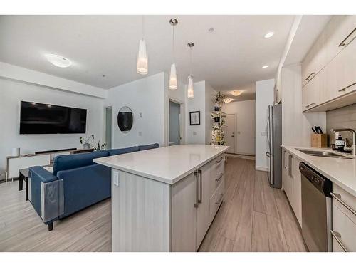 314-93 34 Avenue Sw, Calgary, AB - Indoor Photo Showing Kitchen With Upgraded Kitchen