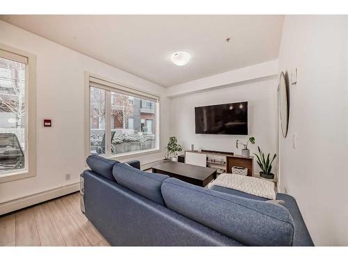 314-93 34 Avenue Sw, Calgary, AB - Indoor Photo Showing Living Room