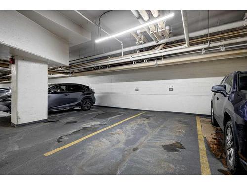 2305-225 11 Avenue Se, Calgary, AB - Indoor Photo Showing Garage