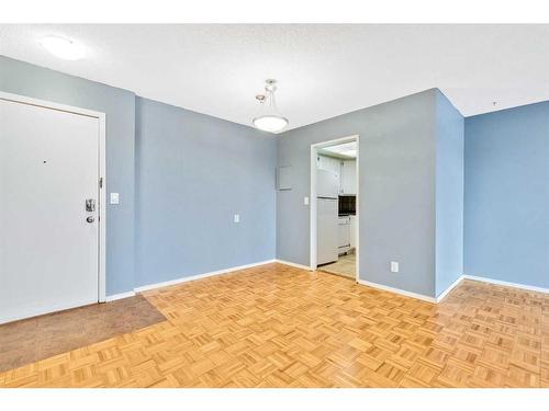 401-3727 42 Street Nw, Calgary, AB - Indoor Photo Showing Other Room