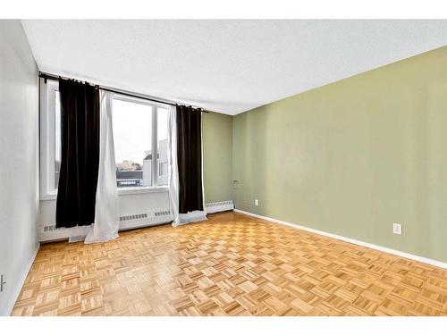 401-3727 42 Street Nw, Calgary, AB - Indoor Photo Showing Other Room