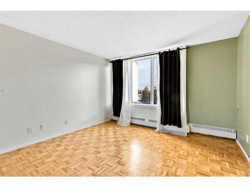 401-3727 42 Street Nw, Calgary, AB - Indoor Photo Showing Other Room