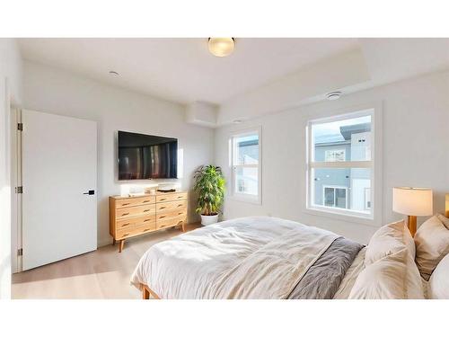 75-2117 81 Street Street Sw, Calgary, AB - Indoor Photo Showing Bedroom