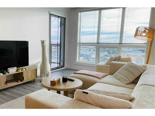 1502-8880 Horton Road Sw, Calgary, AB - Indoor Photo Showing Living Room