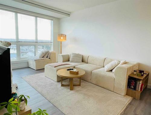 1502-8880 Horton Road Sw, Calgary, AB - Indoor Photo Showing Living Room