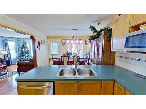 115 Coral Springs Circle Ne, Calgary, AB - Indoor Photo Showing Kitchen With Double Sink