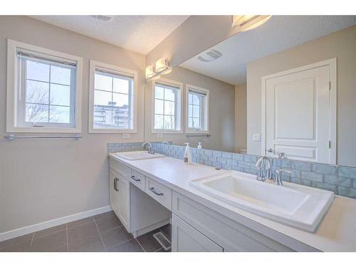 2260 Mahogany Boulevard Se, Calgary, AB - Indoor Photo Showing Bathroom