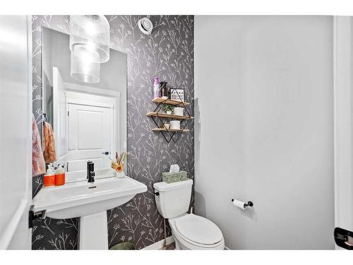 180 Rowmont Boulevard Nw, Calgary, AB - Indoor Photo Showing Bathroom