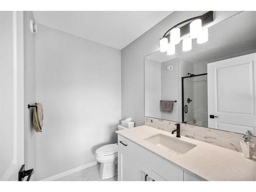 180 Rowmont Boulevard Nw, Calgary, AB - Indoor Photo Showing Bathroom