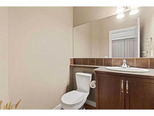 46 West Pointe Manor, Cochrane, AB - Indoor Photo Showing Bathroom