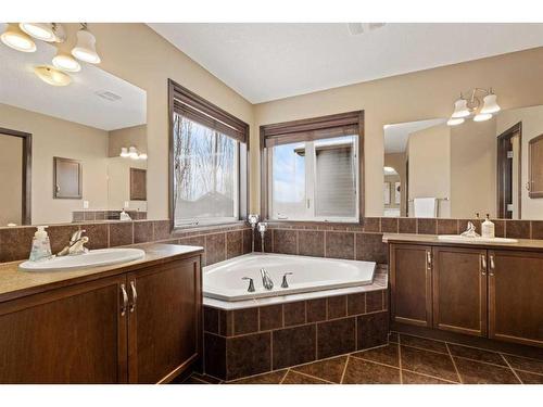 46 West Pointe Manor, Cochrane, AB - Indoor Photo Showing Bathroom