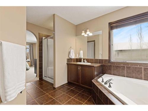 46 West Pointe Manor, Cochrane, AB - Indoor Photo Showing Bathroom