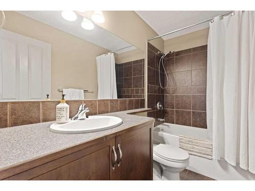 46 West Pointe Manor, Cochrane, AB - Indoor Photo Showing Bathroom