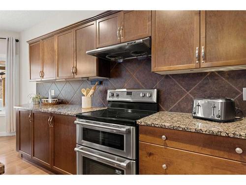 46 West Pointe Manor, Cochrane, AB - Indoor Photo Showing Kitchen