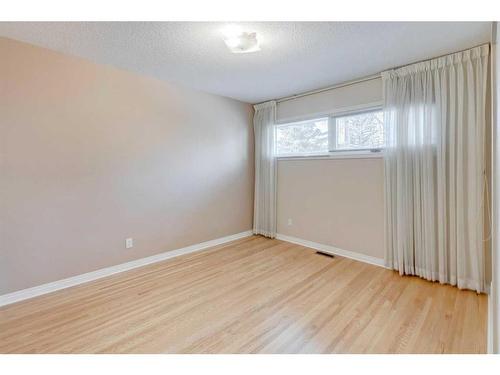 3107 Leduc Crescent Sw, Calgary, AB - Indoor Photo Showing Other Room