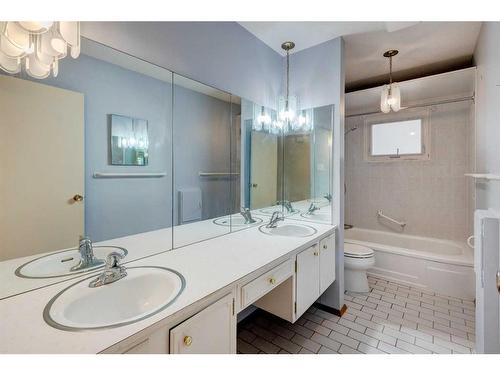 3107 Leduc Crescent Sw, Calgary, AB - Indoor Photo Showing Bathroom