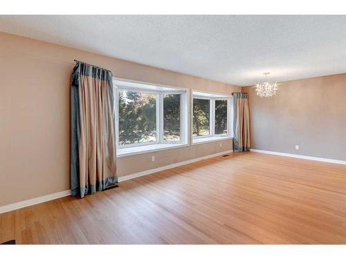 3107 Leduc Crescent Sw, Calgary, AB - Indoor Photo Showing Other Room