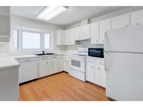 3107 Leduc Crescent Sw, Calgary, AB - Indoor Photo Showing Kitchen