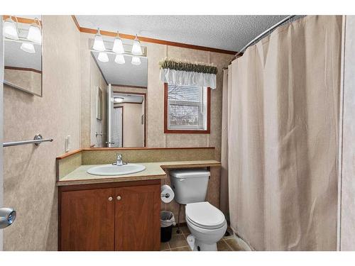 10 Downie Close, Carstairs, AB - Indoor Photo Showing Bathroom