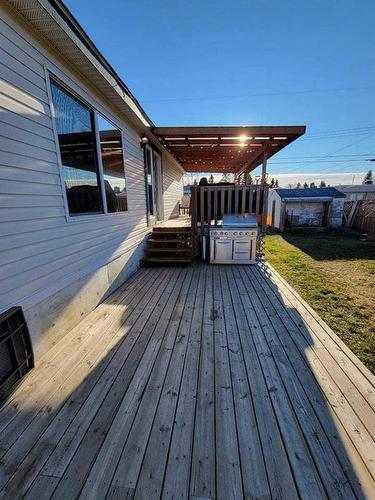 10 Downie Close, Carstairs, AB - Outdoor With Deck Patio Veranda With Exterior