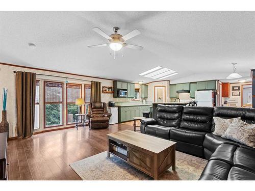 10 Downie Close, Carstairs, AB - Indoor Photo Showing Living Room