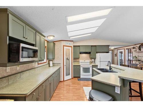 10 Downie Close, Carstairs, AB - Indoor Photo Showing Kitchen With Double Sink