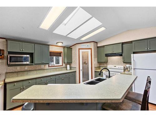 10 Downie Close, Carstairs, AB - Indoor Photo Showing Kitchen With Double Sink