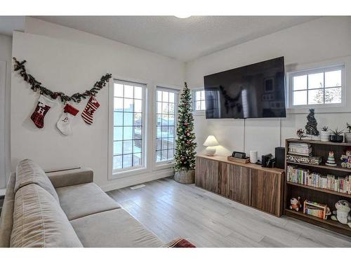 126-81 Greenbriar Place Nw, Calgary, AB - Indoor Photo Showing Living Room