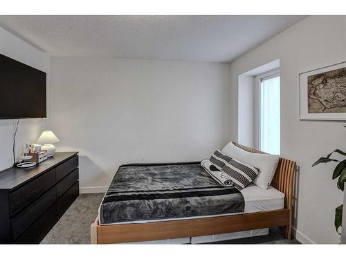 126-81 Greenbriar Place Nw, Calgary, AB - Indoor Photo Showing Bedroom