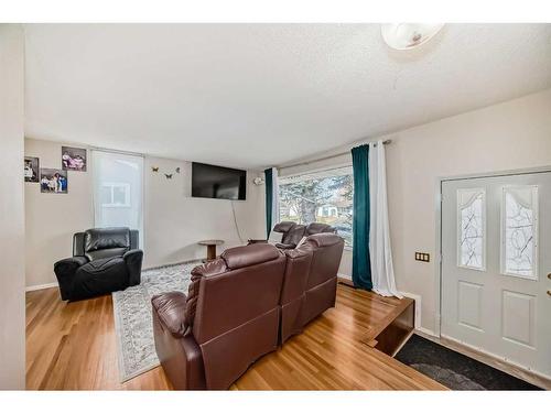 5235 Marlborough Drive Ne, Calgary, AB - Indoor Photo Showing Living Room