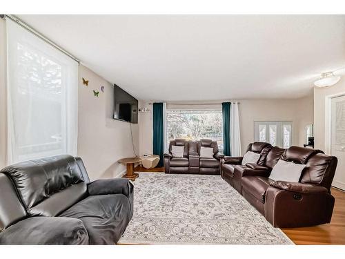 5235 Marlborough Drive Ne, Calgary, AB - Indoor Photo Showing Living Room